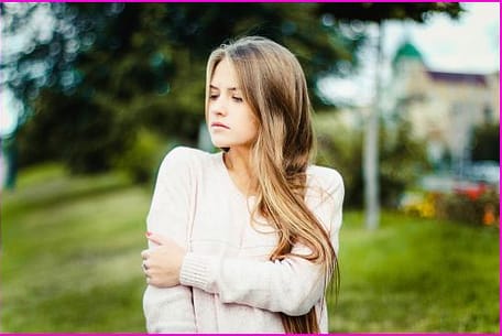 woman-walking-and-thinking